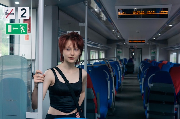 Teenager-Mädchen hat gerade einen S-Bahn-Wagen betreten