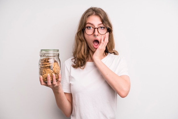 Foto teenager mädchen hausgemachte kekse konzept