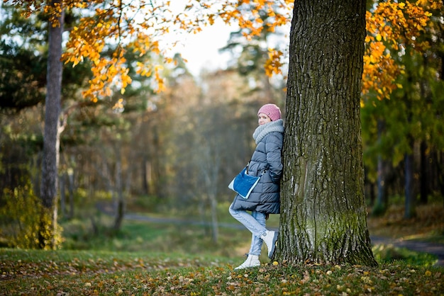 Teenager-Mädchen im Herbstpark