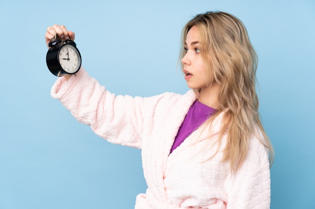 Teenager-Mädchen im Pyjama auf Blau