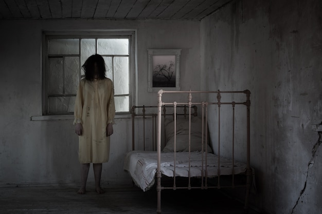 Teenager-Mädchen in einem beängstigend verschlossenen Raum, Entführung, Horrorfilm