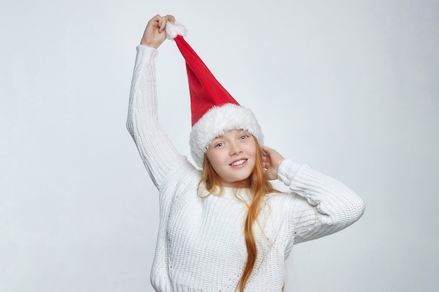 Teenager-Mädchen in einer Weihnachtsmütze