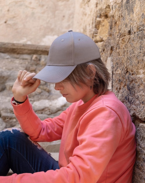 Teenager-Mädchen in grauer Baseballmütze und Langarm-Shirt im Freien