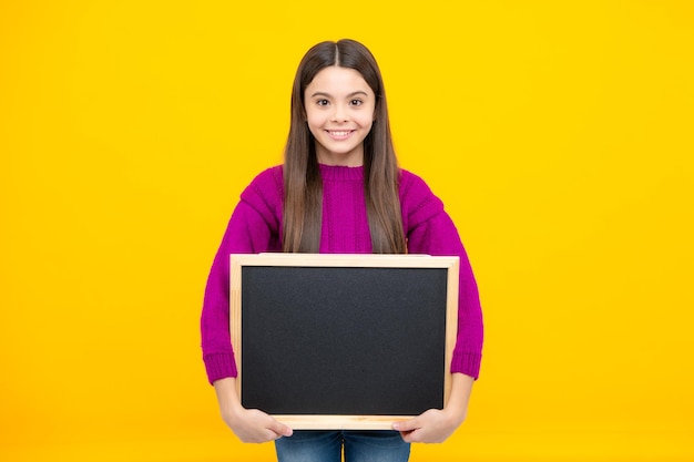 Teenager-Mädchen Kind halten Tafel Grundschule Mädchen mit leeren Tafel Kreidetafel Kopie