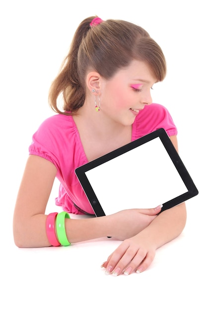 Teenager-Mädchen liegt mit Tablet-PC isoliert auf weißem Hintergrund