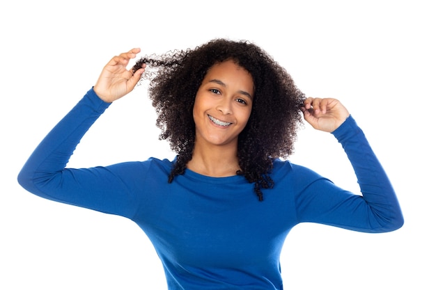 Teenager-Mädchen mit Afro-Haar trägt blauen Pullover isoliert