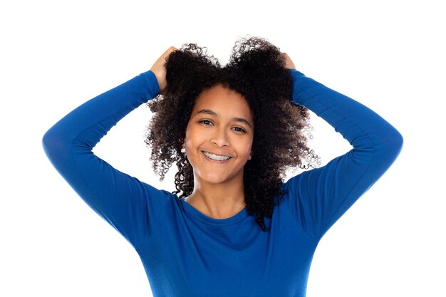 Teenager-mädchen mit afro-haar trägt blauen pullover isoliert