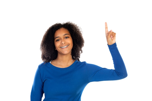 Teenager-Mädchen mit Afro-Haar trägt blauen Pullover isoliert