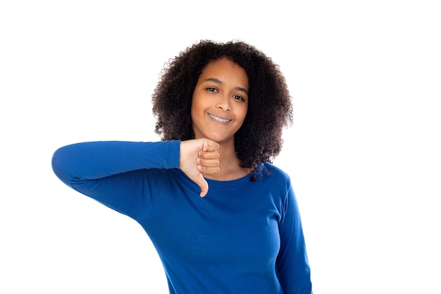 Teenager-Mädchen mit Afro-Haar trägt blauen Pullover isoliert