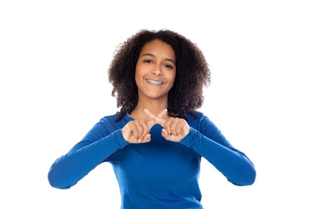 Teenager-Mädchen mit Afro-Haar trägt blauen Pullover isoliert