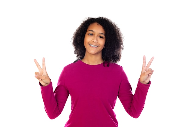 Teenager-Mädchen mit Afro-Haar trägt rosa Pullover isoliert