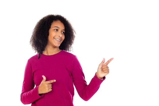 Teenager-Mädchen mit Afro-Haar trägt rosa Pullover isoliert