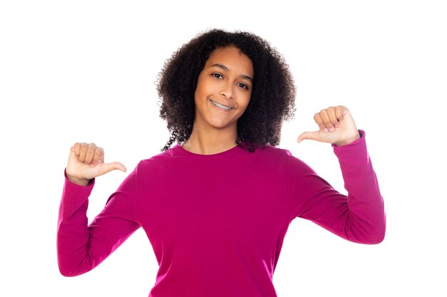 Teenager-Mädchen mit Afro-Haar trägt rosa Pullover isoliert