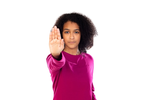 Teenager-Mädchen mit Afro-Haar trägt rosa Pullover isoliert