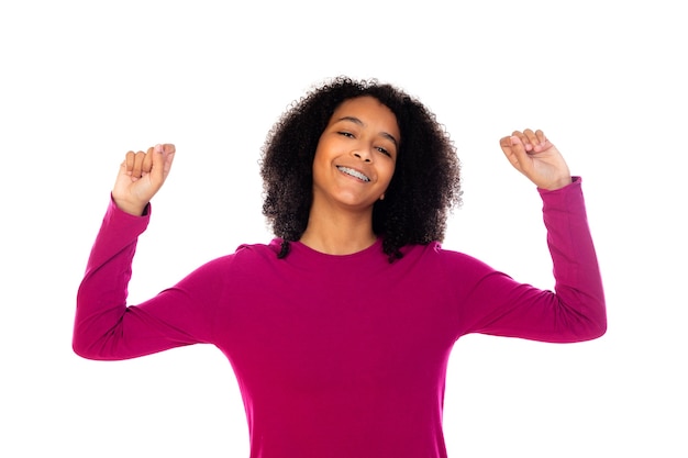 Teenager-Mädchen mit Afro-Haar trägt rosa Pullover isoliert