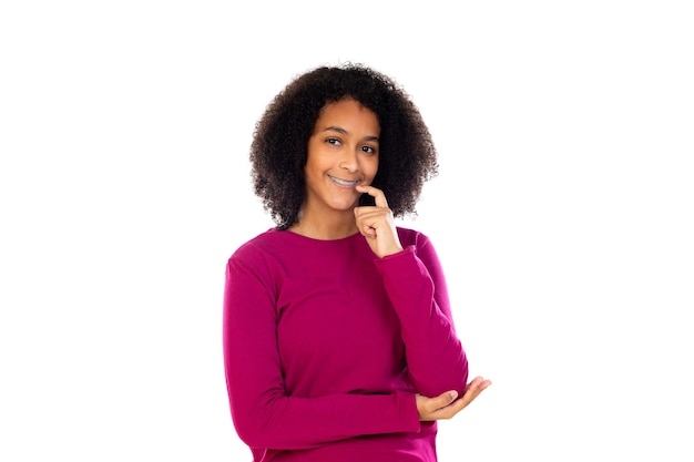 Teenager-Mädchen mit Afro-Haar trägt rosa Pullover isoliert