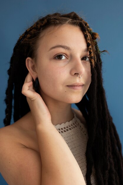 Teenager-mädchen mit hippie-kleidung und dreadlocks