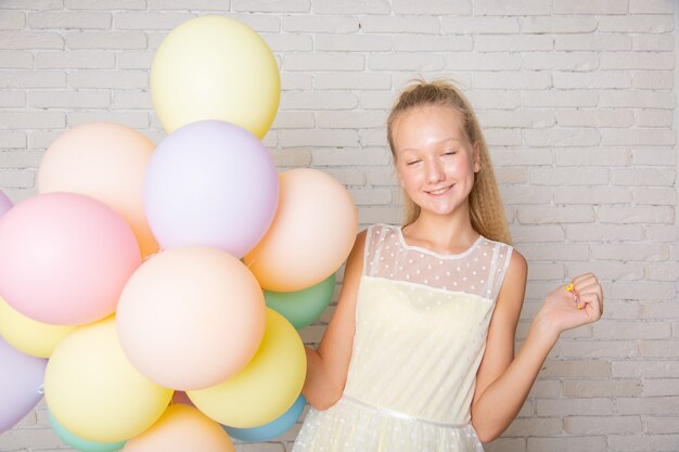 Teenager-Mädchen mit Luftballons zu Hause