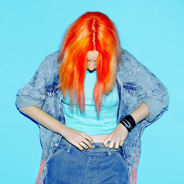 Teenager-Mädchen mit orange Haarfarbe. japanischer Stil