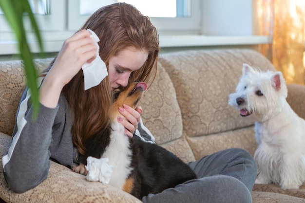 Teenager-Mädchen mit roten Haaren, Generation Z, weint zu Hause in einer Umarmung mit einem Hund