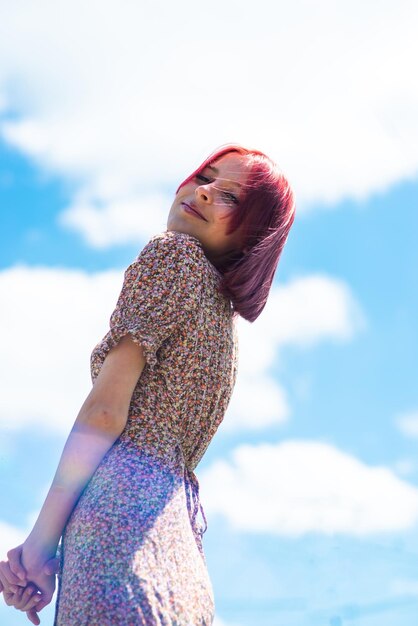 Teenager-Mädchen mit roten Haaren im Sommerkleid