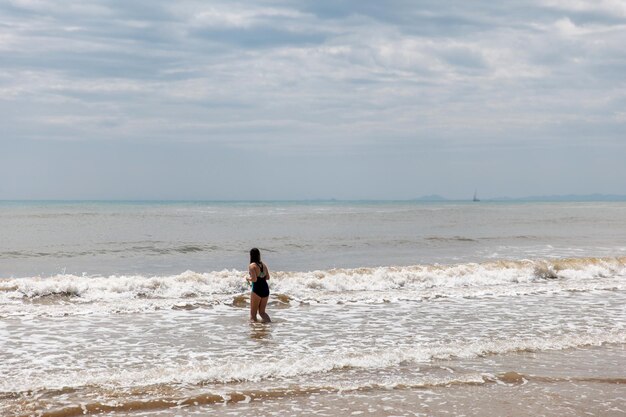 Teenager-Mädchen schwimmen im Meerwasser