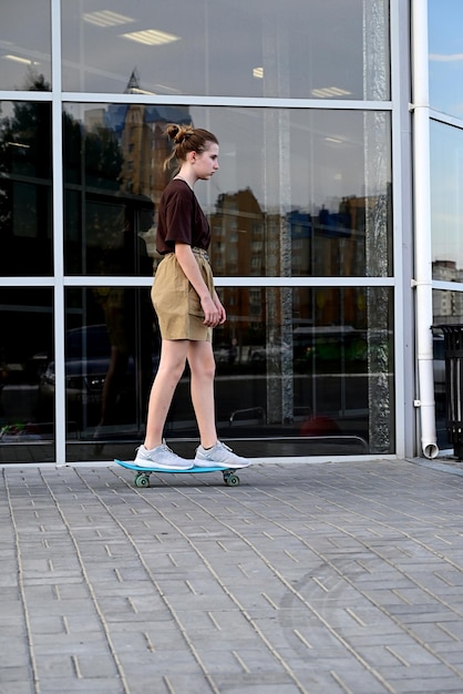 Teenager-Mädchen skateboarden in der Stadt