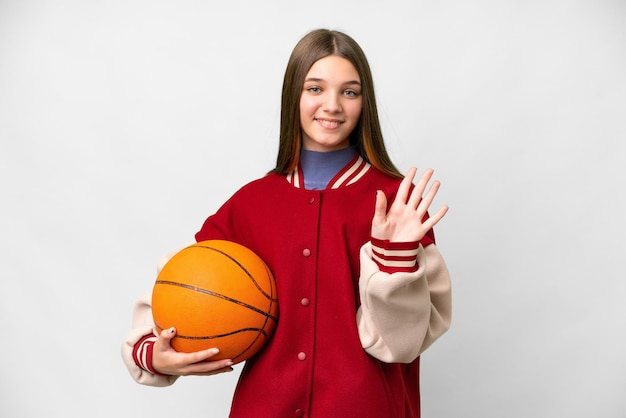 Teenager-Mädchen spielt Basketball vor isoliertem weißem Hintergrund und zählt fünf mit den Fingern