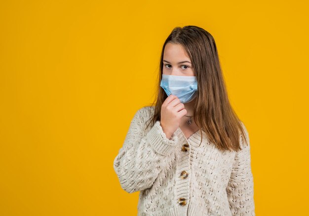 Teenager-Mädchen tragen Atemschutzmaske während der Quarantäne der Coronavirus-Pandemie, Covid19.