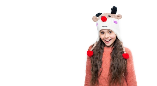 Teenager-Mädchen tragen Pullover und Mütze mit Ohrenklappe im Studio kopieren Raum Wintermode für Teenager-Mädchen
