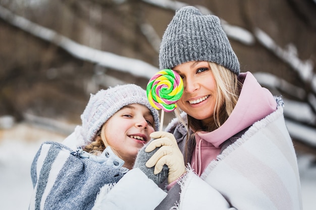 Teenager-Mädchen und ihre Mutter auf dem Feld im Winter