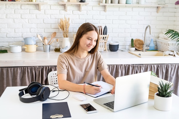 Teenager-Mädchen von zu Hause aus studieren