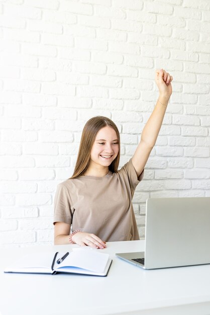 Teenager-Mädchen von zu Hause aus studieren