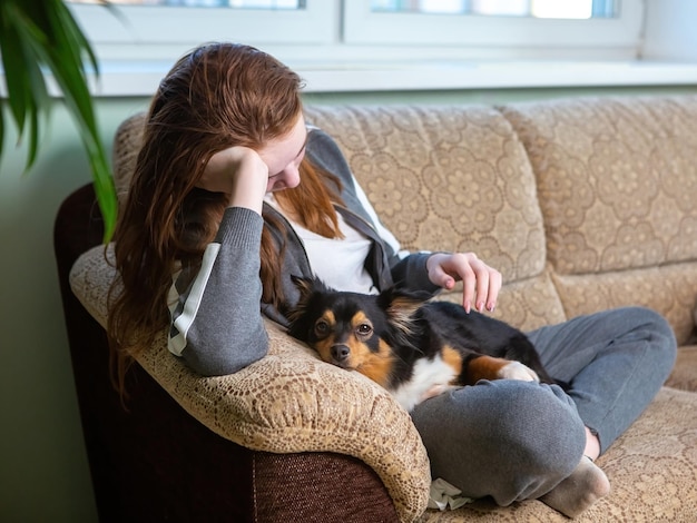 Teenager-Mädchen weint zu Hause und umarmt eine Depression, nachdem sie sich von einem Mann getrennt hat