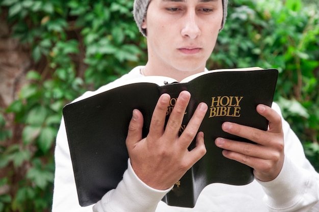 Teenager mit Bibel