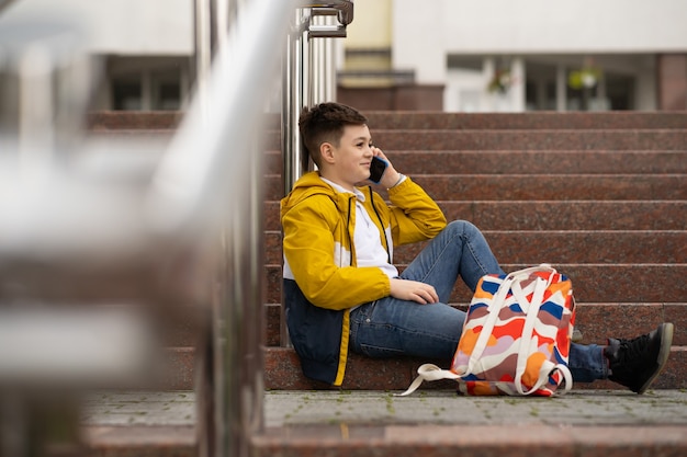 Teenager mit Handy