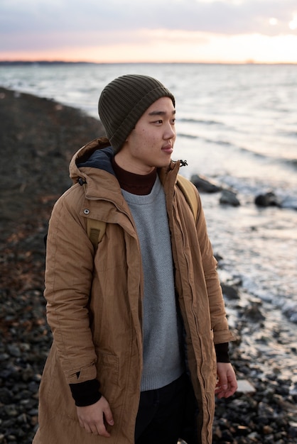 Foto teenager mit mittlerem schuss am meer