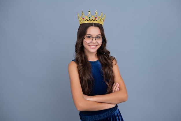 Teenager-Prinzessin-Kind feiert Erfolg gewinnen und Sieg Teen Girl in Queen Crown Glücklich lächelndes Mädchen