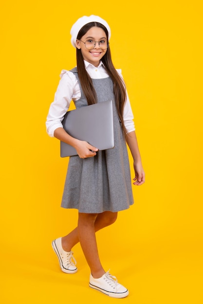 Teenager-Schulmädchen halten Notebook-Laptop Schulkinder auf isoliertem Studiohintergrund Glückliches Gesicht, positive und lächelnde Emotionen von Teenager-Schulmädchen