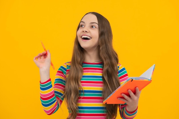 Teenager-Schulmädchen mit Büchern isolierter Studiohintergrund Aufgeregtes Gesicht, fröhliche Gefühle von Teenager-Mädchen