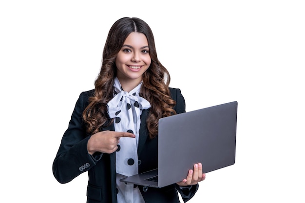 Teenager-Schulmädchen zeigt mit dem Finger auf Laptop. Foto von Teenager-Schulmädchen, das mit dem Computer studiert