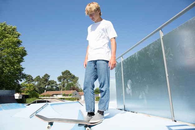 Teenager-Skateboarder trainieren in einem Skatepark