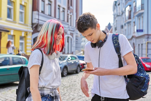 Teenager Studenten Kerl und Mädchen schauen auf dem Smartphone-Bildschirm