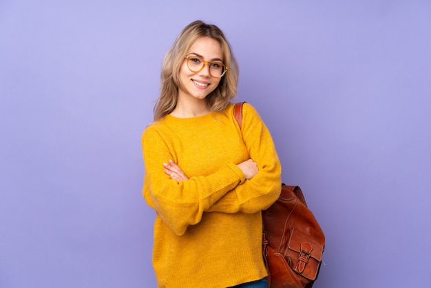 Teenager-Studentenmädchen auf lila mit Brille und lächelnd
