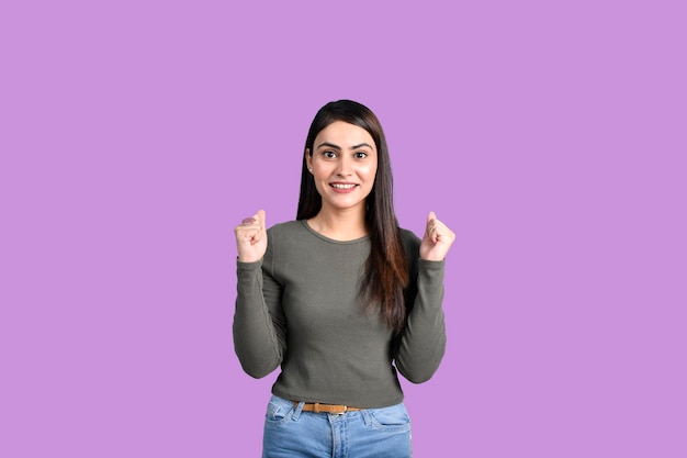 Teenager-Studentin glücklich und begeistert auf lila Hintergrund indisches pakistanisches Modell