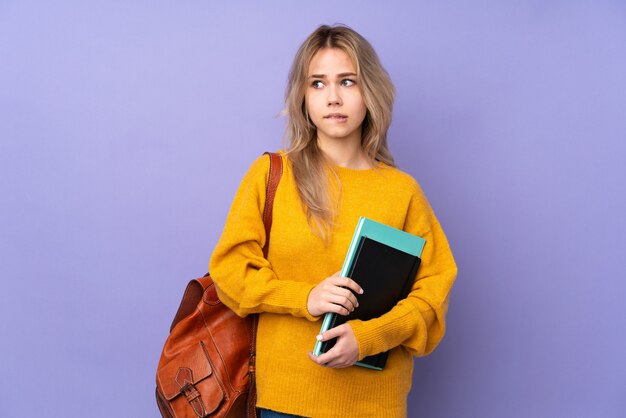 Teenager-Studentin mit Rucksack