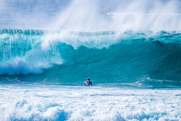 Teenager surfen auf der Welle in Teneriffa Playa de las Americas - weiße und schwarze Neoprenanzüge und schöne und perfekte Welle