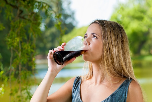 Foto teenager trinkt ein glas soda