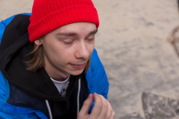 Teenager-Typ und ein Mädchen auf einem Spaziergang in der Stadt im Frühling in hellen Kleidern