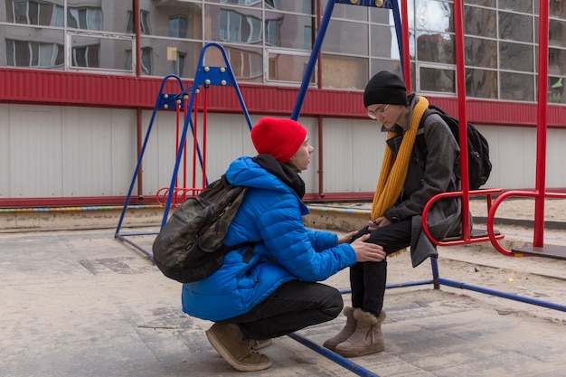 Teenager-Typ und ein Mädchen auf einem Spaziergang in der Stadt im Frühling in hellen Kleidern